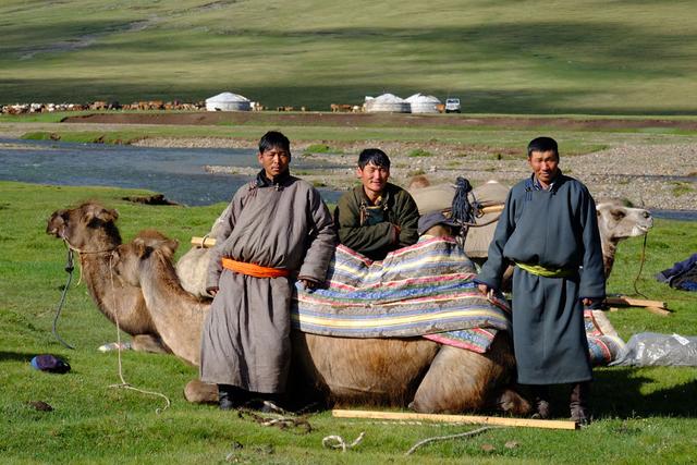 蒙古国负债累累，民众捐马匹，开卡车来中国排