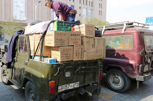 蒙古国负债累累，民众捐马匹，开卡车来中国排