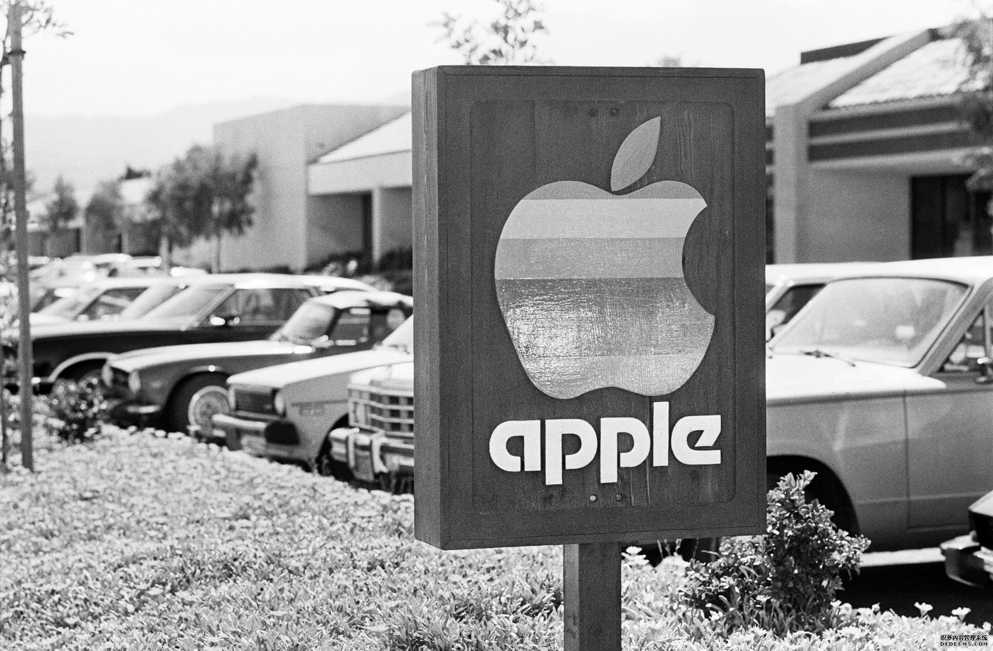 特朗普威逼利诱 能让苹果制造重返美国？