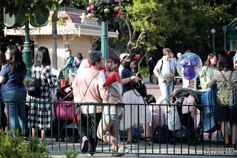 香港迪士尼当日游客不足3千 园内多家餐厅商亭关闭