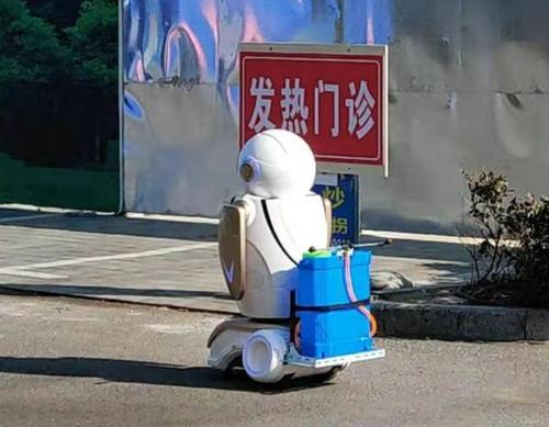 广州南沙AI机器人抗疫：协助消杀的科语紫外线扫地机器人