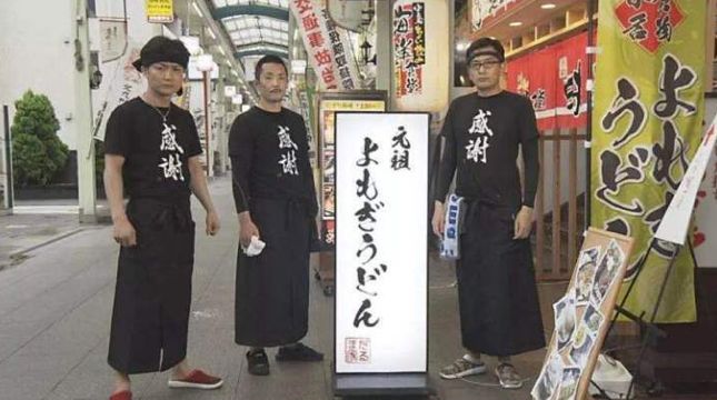 日本黑帮卖奶茶、写打油诗，经济低迷他们也面临中年危机