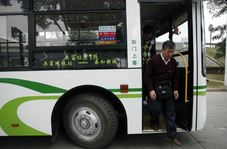 上海亮相首条AI定制巴士