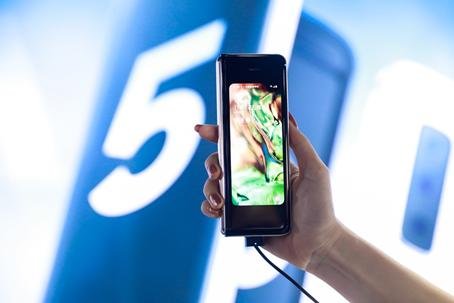 5G时代淬炼风华 心系天下三星W20 5G开启新纪元