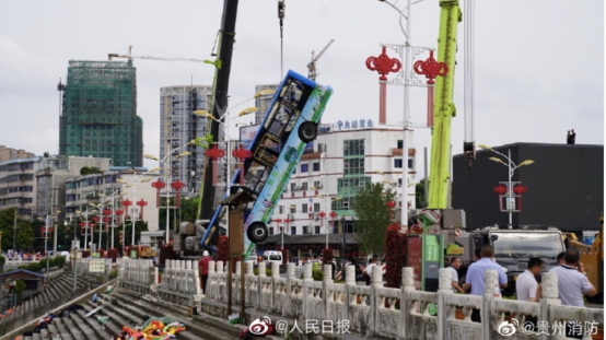 最新！贵州公交坠湖事故已致21死，死者中有一名