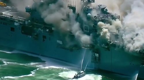 突发事件！美国海军基地一两栖攻击舰爆炸起火